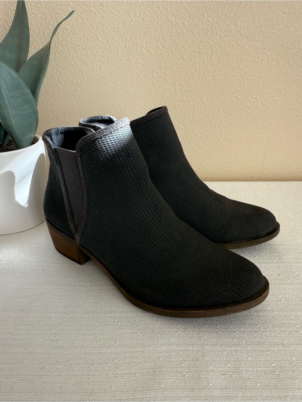 New Kensie Gerona Charcoal Textured Ankle Booties Classic Chelsea Style
